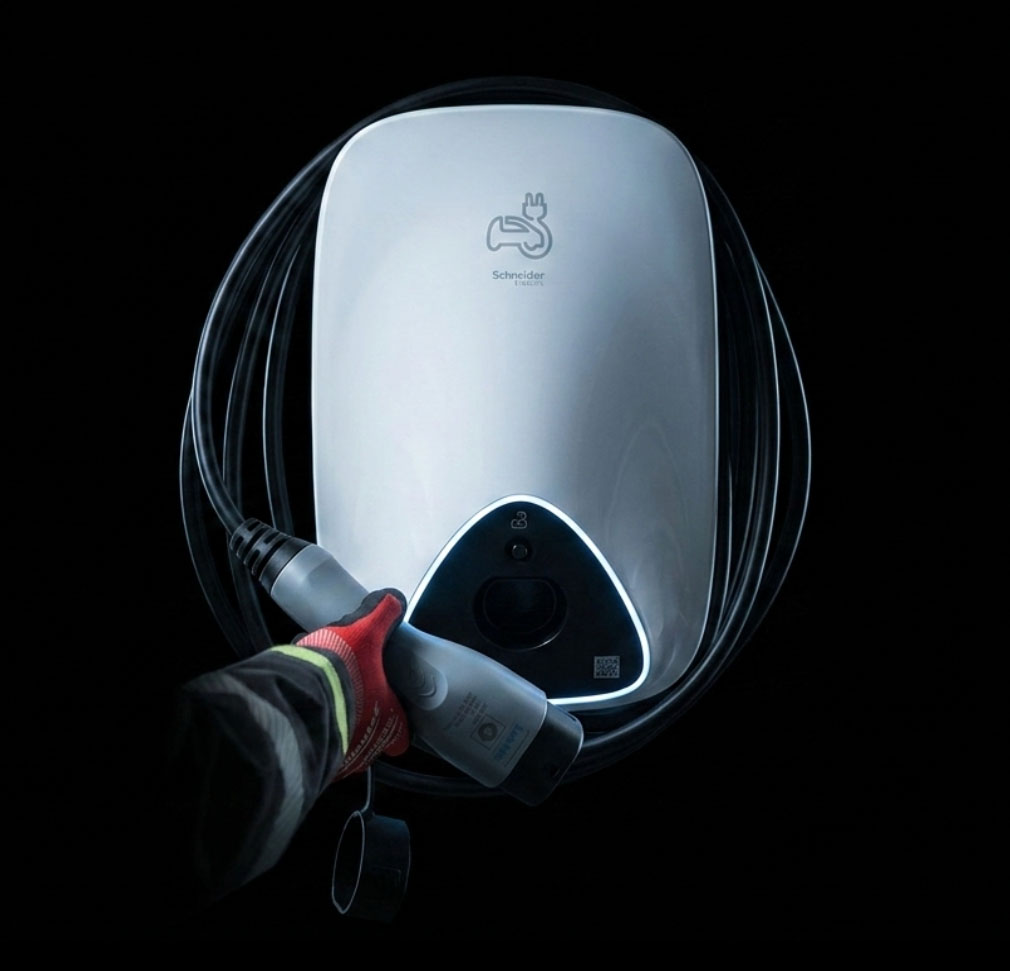 Sähköauton latausasema asennettuna, Schneider Electric